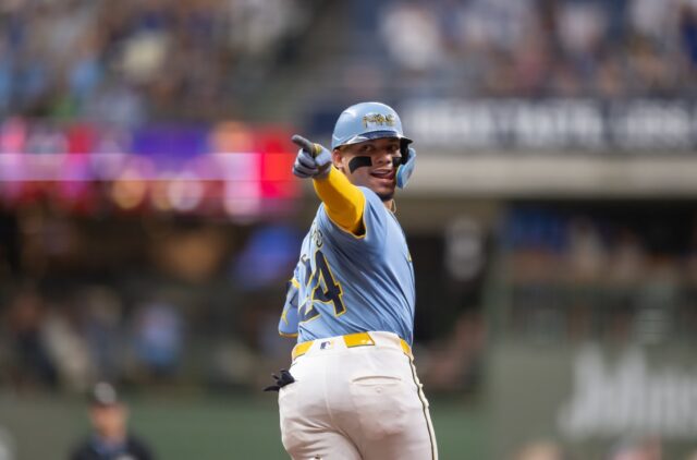 Jonrón de William Contreras le da la ventaja 2-1 a Cerveceros sobre Guardianes