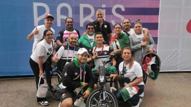 París 2024: El nadador mexicano Ángel Camacho cumple el sueño de colgarse una medalla delante de su familia