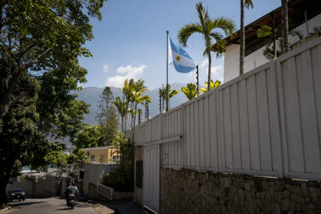 Diplomáticos argentinos expulsados de Venezuela harán escala en Lisboa