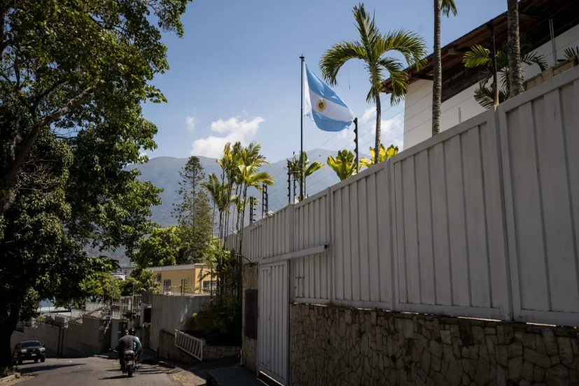 Diplomáticos argentinos expulsados de Caracas harán escala en Lisboa