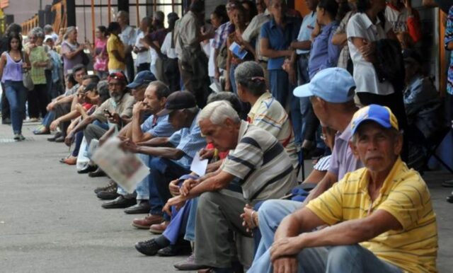 Pensionados y jubilados exigen al CNE publicar actas electorales