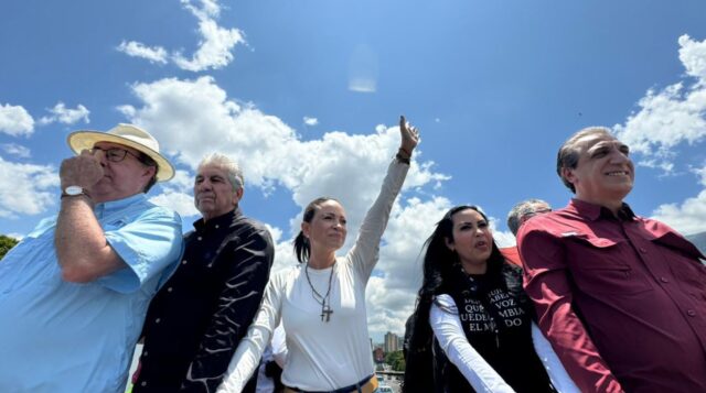 "Hoy hacemos historia": la oposición denuncia el fraude en Venezuela con María Corina Machado al frente