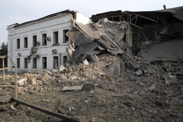 Kyiv vuelve a amanecer bajo los misiles: provocaron daños en edificios y negocios