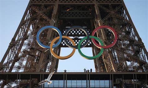 Anillos olímpicos en la Torre Eiffel incomodan a los parisinos