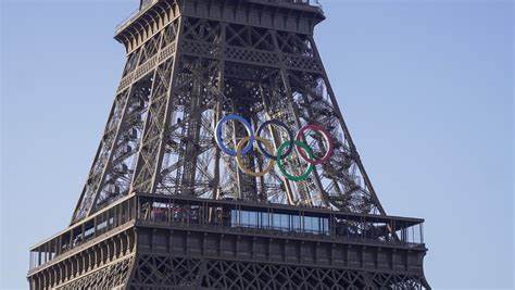 Descendientes de Eiffel piden quitar anillos olímpicos de la torre para finales de 2024