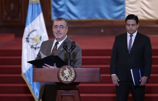 Presidente de Guatemala pide a militares abstenerse de asociarse con criminales o políticos