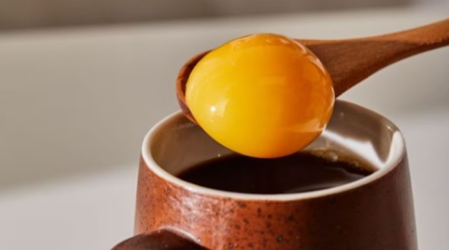 ¿Tomar café con yema de huevo beneficia o es un riesgo para la salud?