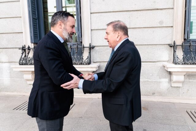 Edmundo González se reunió con el líder del partido Vox en el Congreso de España