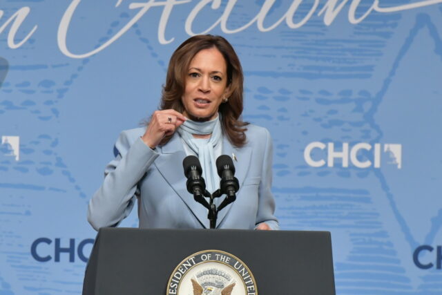 Harris le afirma a latinos que Trump hará "retroceder" a EE UU