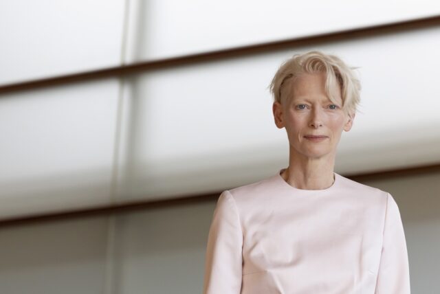 Tilda Swinton será la encargada de entregarle a Almodóvar el Premio Donostia