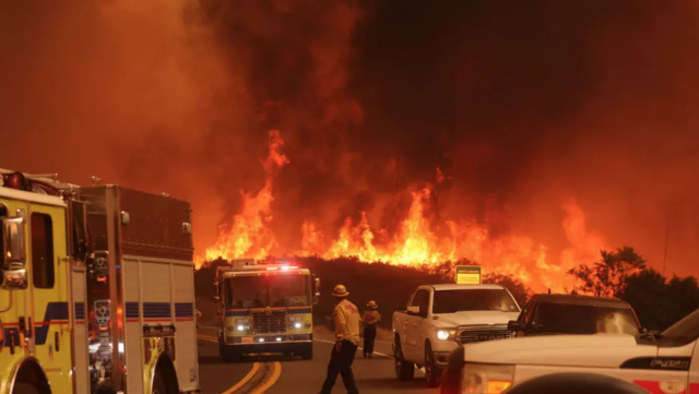 California declara el estado de emergencia por incendios forestales cerca de Los Ángeles