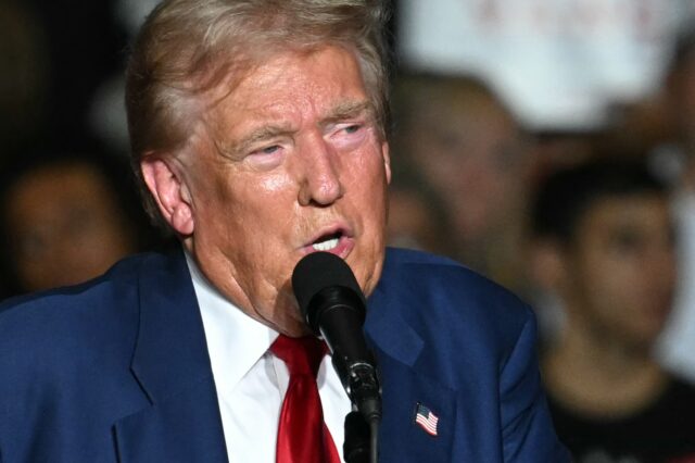 Trump pide disponer de aviones y vehículos militares por las amenazas contra su vida