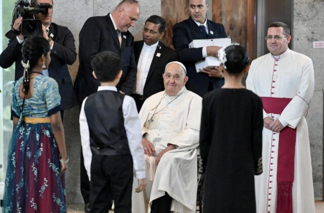 El Papa aterrizó en Singapur, uno de los países más ricos del mundo