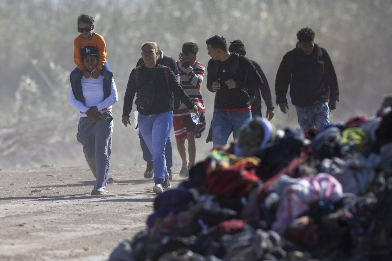 "Me siento intimidada": redadas en Texas avivan el temor entre migrantes