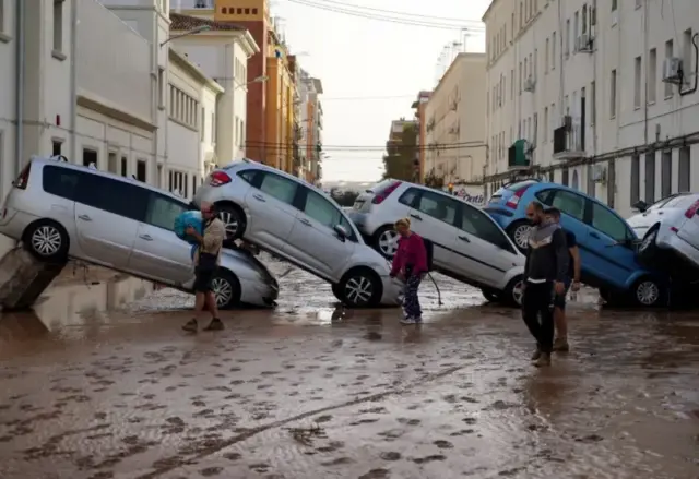 La alerta "tardía" y otras dudas en torno a las peores inundaciones del siglo en España que dejan alrededor de 100 muertos