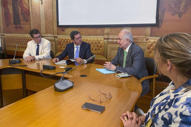 Reunión entre opositores venezolanos y socialistas lusos para reconocimiento de Edmundo González