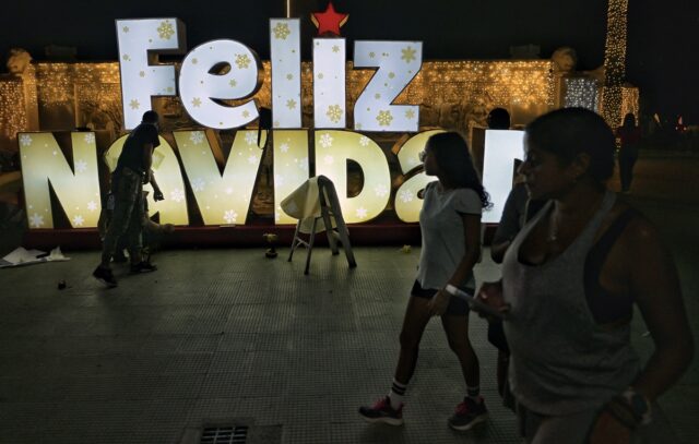 "Una burla miserable": pensionados responden al adelanto de la Navidad en Venezuela