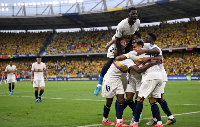 Colombia hunde a Chile y pelea liderato con una Argentina con todo su arsenal ante Bolivia