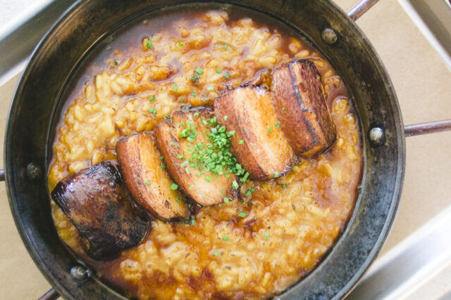Arroceros restaurante sirve el arroz en el comedor de su casa