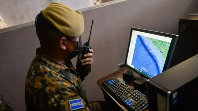 Cinco maneras en que los grupos criminales en América Latina utilizan la IA para delinquir (y qué puedes hacer para protegerte)