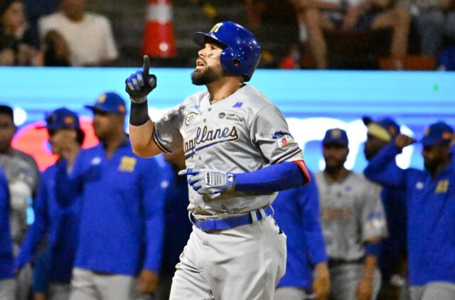 Magallanes abre la temporada con victoria de 12-0 ante Tiburones de la Guaira
