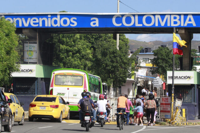 Permanencia de Maduro puede provocar un nuevo éxodo migratorio hacia Colombia, advierten expertos