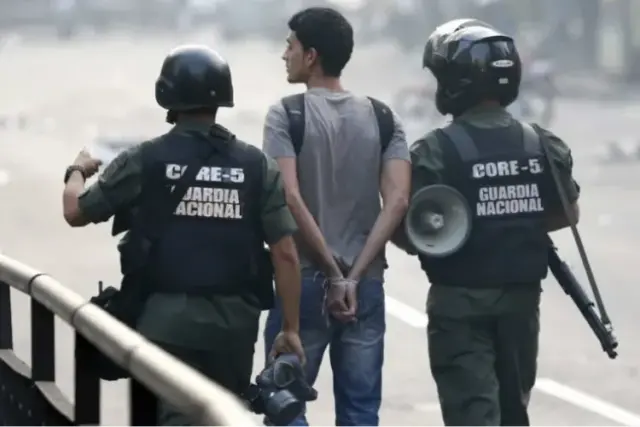 En pleno partido: fanáticos de Trujillanos FC exigen libertad del reportero Paúl León