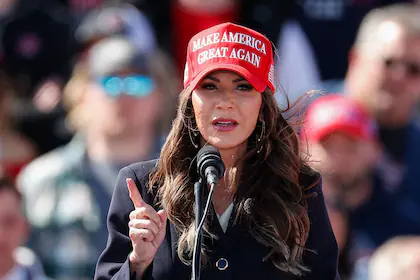 Quién es Kristi Noem, la gobernadora que causó revuelo al contar que mató a su perra y a la que Trump le dio un puesto clave