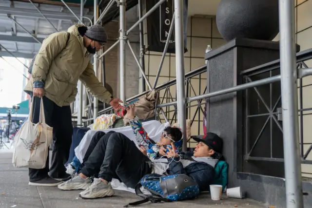 Desalojan a migrantes venezolanos de edificio en Colorado
