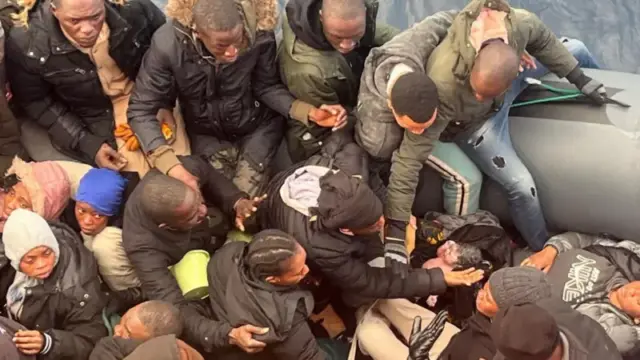 La impresionante imagen de un bebé que nació en una embarcación repleta de migrantes que trataban de llegar de África a las Canarias
