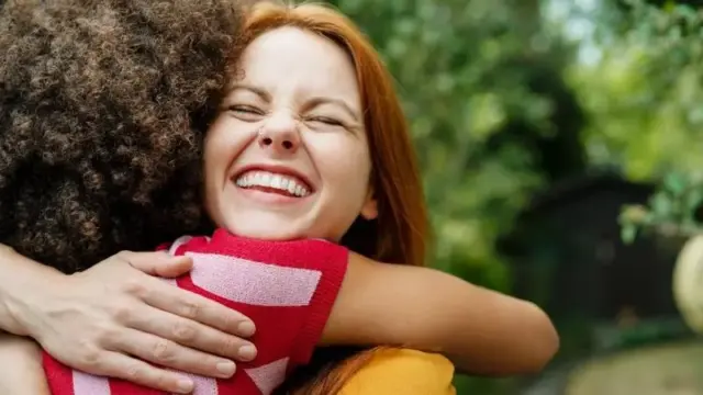 La clave para "una buena vida" según Harvard: qué dice el estudio más largo sobre la felicidad jamás realizado