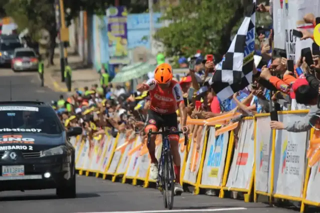 Venezolano Mendoza triunfa en la cuarta etapa de la Vuelta al Táchira y Araujo ratifica liderato