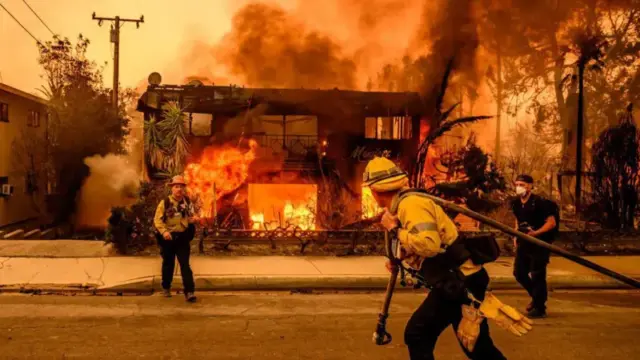 Más de 30.000 millones de daños en inmuebles causaron los incendios en Los Ángeles