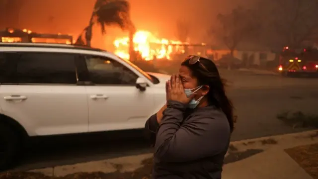 Qué son los destructivos vientos de Santa Ana que han hecho "imposible" controlar los incendios en Los Ángeles