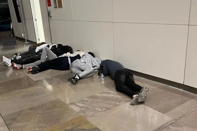 Madrid: un sindicato denunció que decenas de migrantes sin hogar duermen en el aeropuerto de Barajas