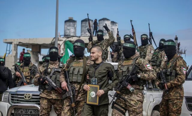 Israel retrasa la liberación de presos palestinos tras devolución de seis rehenes