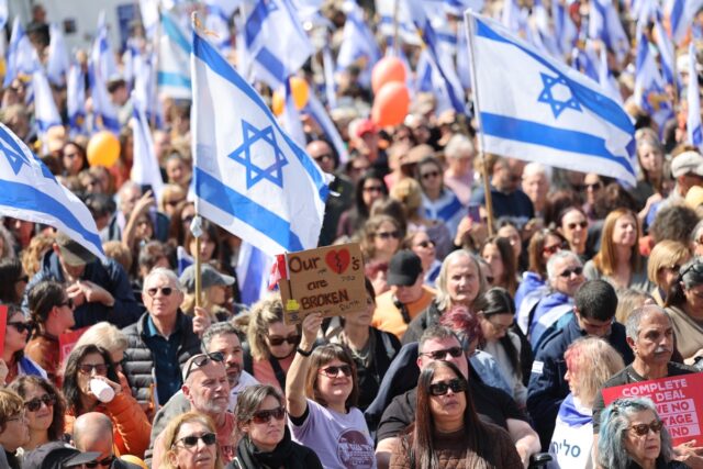 Miles de personas en Israel despiden a Shiri Bibas y sus hijos