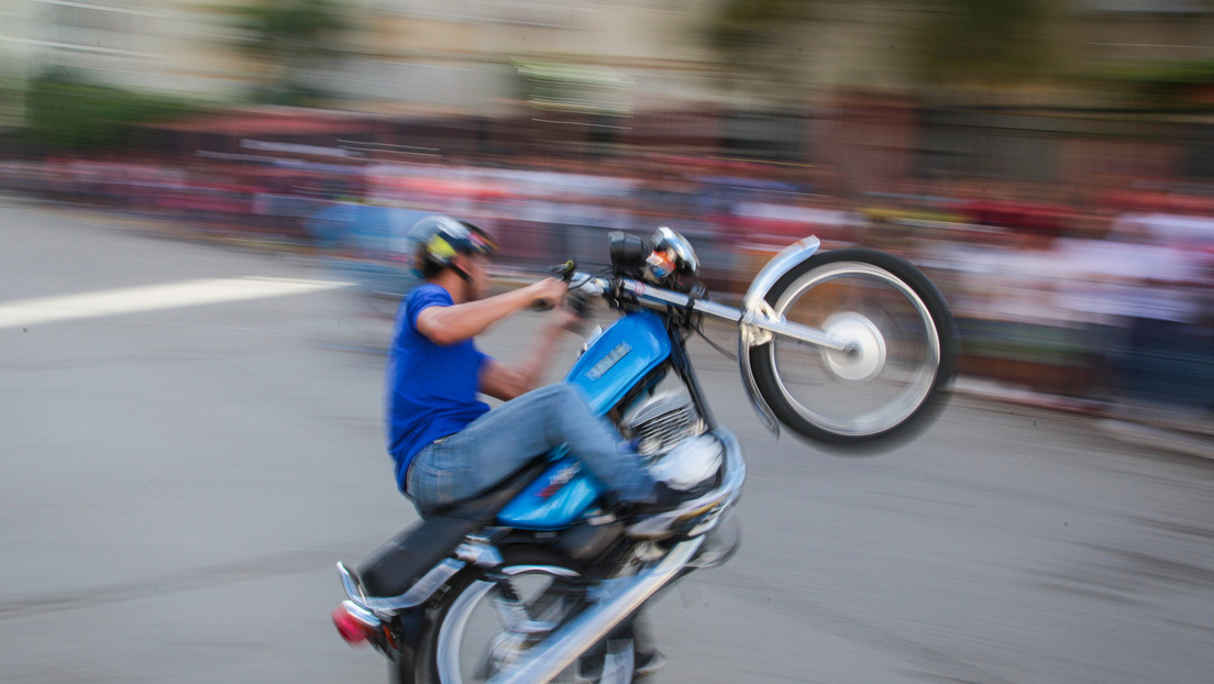 Motorizados multados por hacer motopiruetas en la carretera Caracas-La Guaira