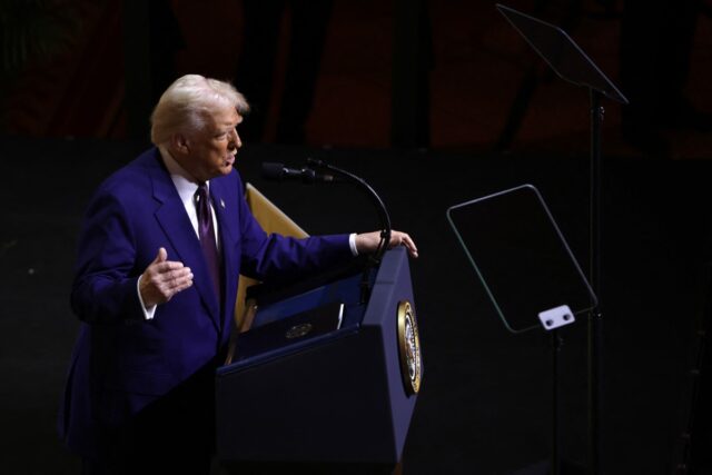 Trump dice que la agencia de noticias AP es una organización de izquierda radical