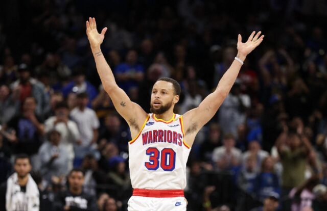Curry deslumbra con 12 triples y 56 puntos en la victoria de los Warriors