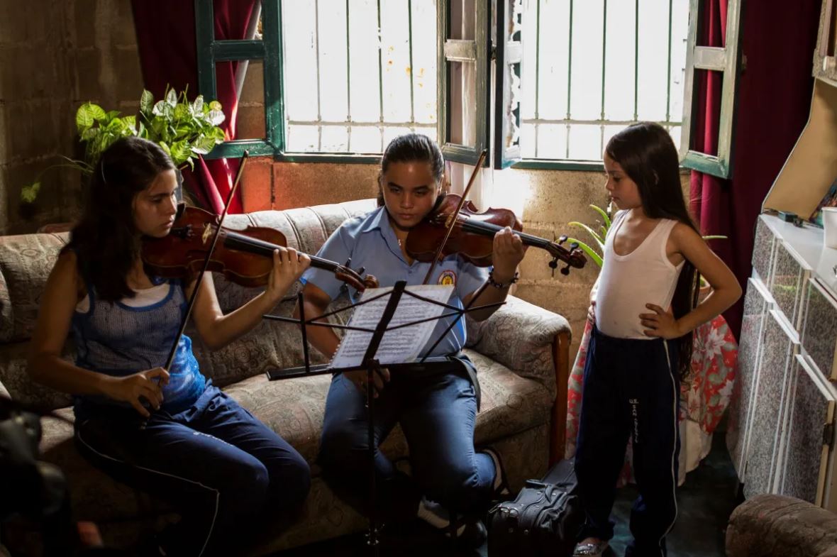 Niños de Las Brisas Premios Platino