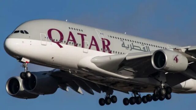 La traumática experiencia de una pareja que tuvo que volar varias horas junto al cadáver de una pasajera en un avión de Qatar Airways