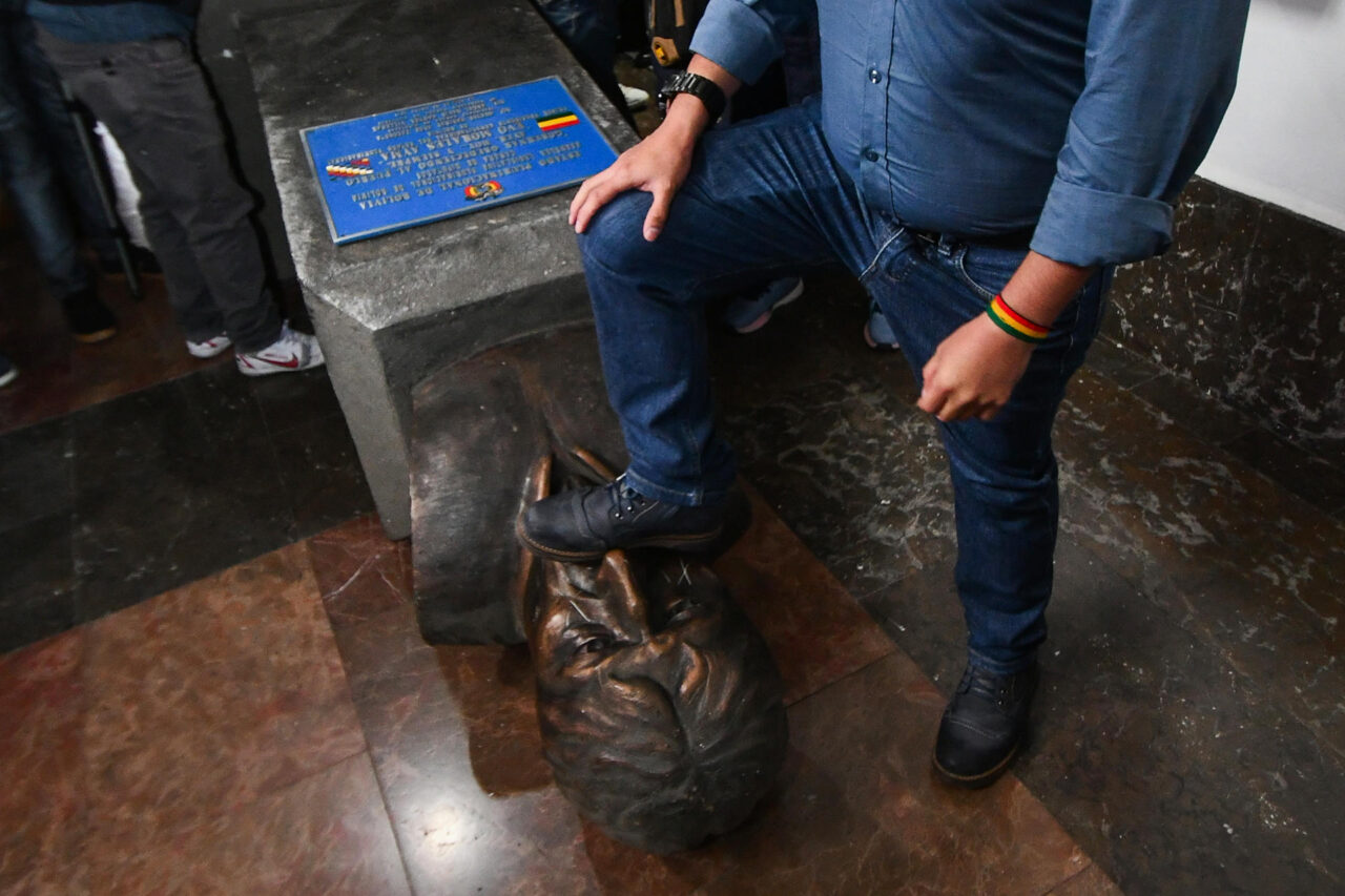 Tumban estatua de Morales 9 años después de referéndum que le negó reelección en Bolivia