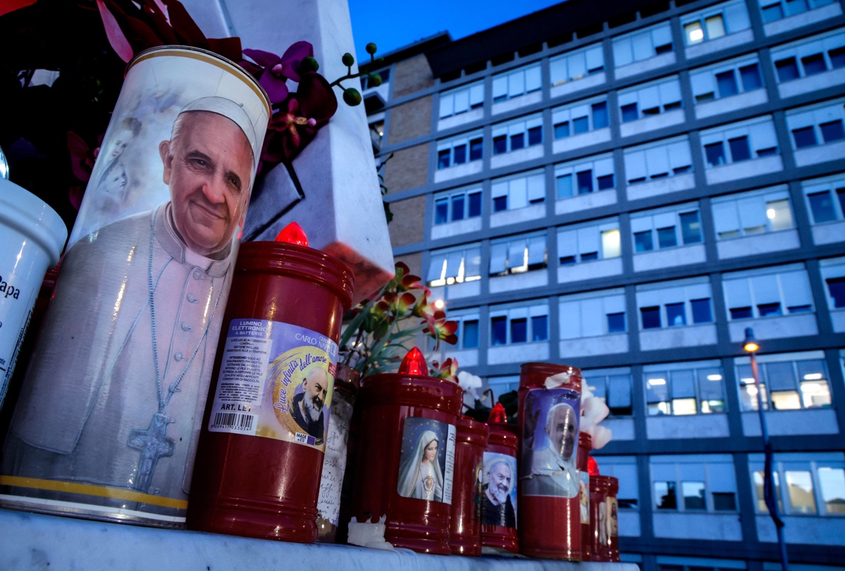El papa se agrava, se encuentra en estado crítico y tuvo una crisis respiratoria