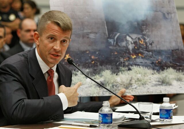 Erik Prince propuso a Trump construir campos de procesamiento para deportaciones masivas