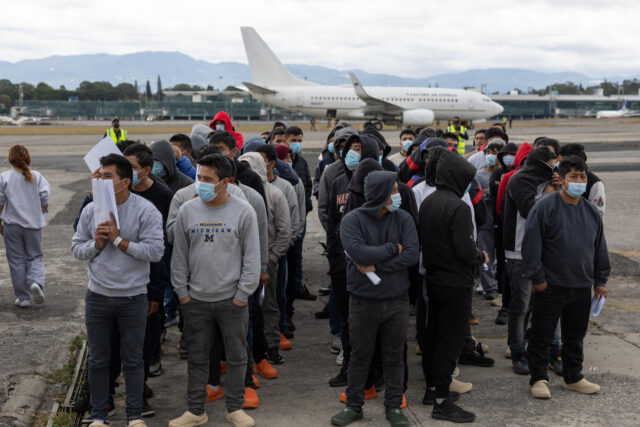 Centroamérica acoge a sus retornados y tiende un controvertido puente migratorio a Estados Unidos