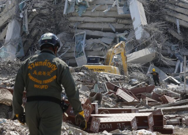 Subió a tres el número de muertos en Bangkok tras el terremoto