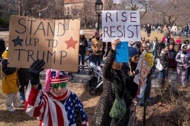 "Fascista": Consignas contra Trump dominan manifestaciones del Día de la Mujer en EE UU
