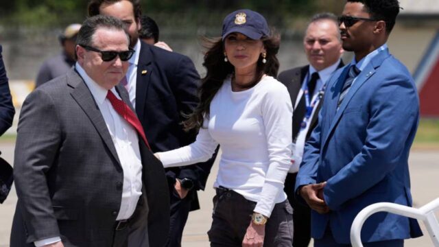 Así llegó la secretaria de seguridad nacional de EE UU a El Salvador para visitar la prisión donde están 238 venezolanos deportados