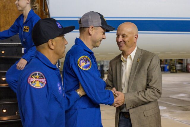 Astronautas se recuperan en Texas tras falla de nave